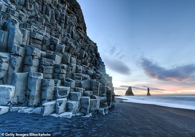 Im Bild: Felsformationen in der Ferne vom Strand Reynisfjara in Island