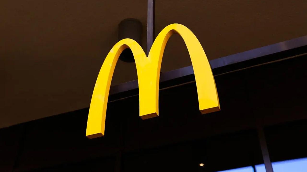 Das Logo von McDonalds wurde am 13. November 2023 im Restaurant Letzipark aufgenommen.