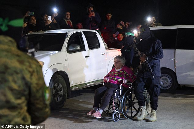 Eine der Geiseln saß im Rollstuhl, als sie von Hamas-Kämpfern mitgenommen und an Israel übergeben wurde