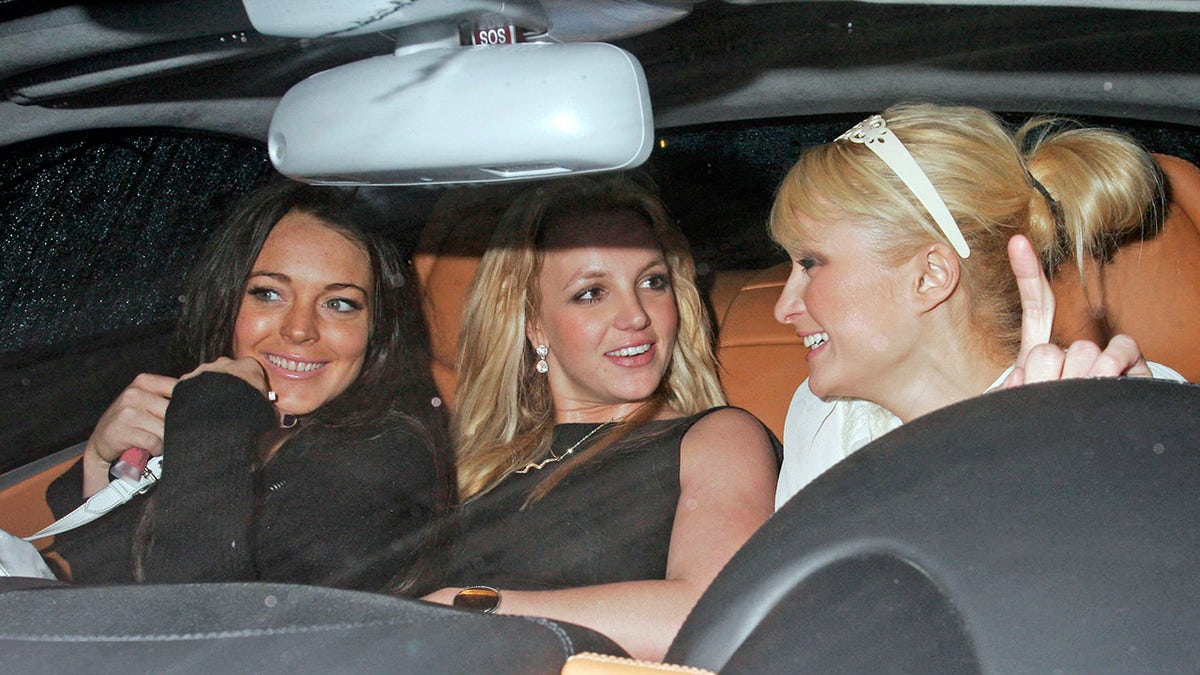 Paris Hilton lacht mit Britney Spears und Lindsay Lohan