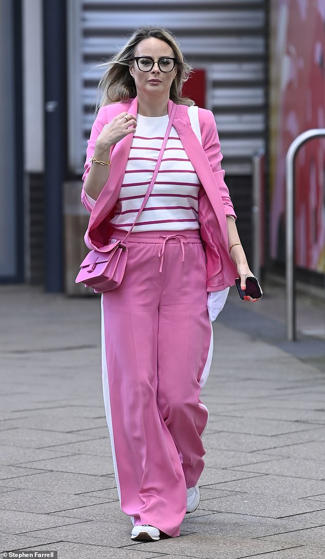 Rhian, die jetzt in der 18. Woche schwanger ist, sah in ihrem rosa Oberteil und der Hose, die sie mit einem passenden gestreiften Oberteil trug, bezaubernd aus