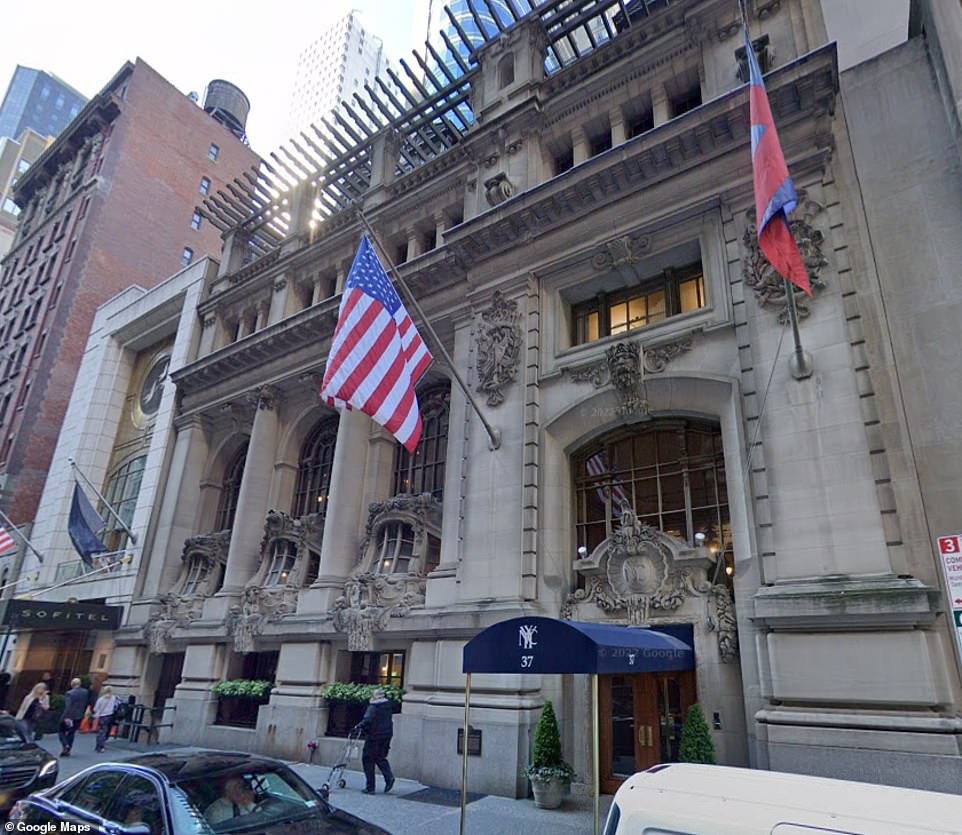 Das sechsstöckige Beaux-Arts-Clubhaus liegt abseits des Trubels am Times Square in der 37 W 44th St und wurde vom Segler und Bankier John Pierpont Morgan eigens für die Unterbringung der Mitgliederflotte der Organisation erbaut