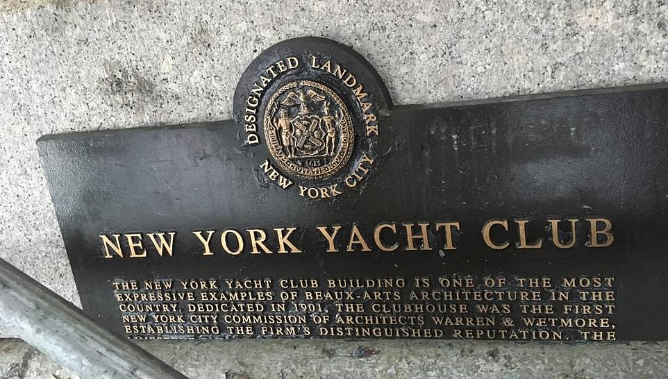 Dank seines auffälligen und einzigartigen schiffsähnlichen Designs wurde das Äußere des 44th St-Gebäudes am 11. September 1979 von der City of New York Landmarks Preservation Commission zum Wahrzeichen erklärt