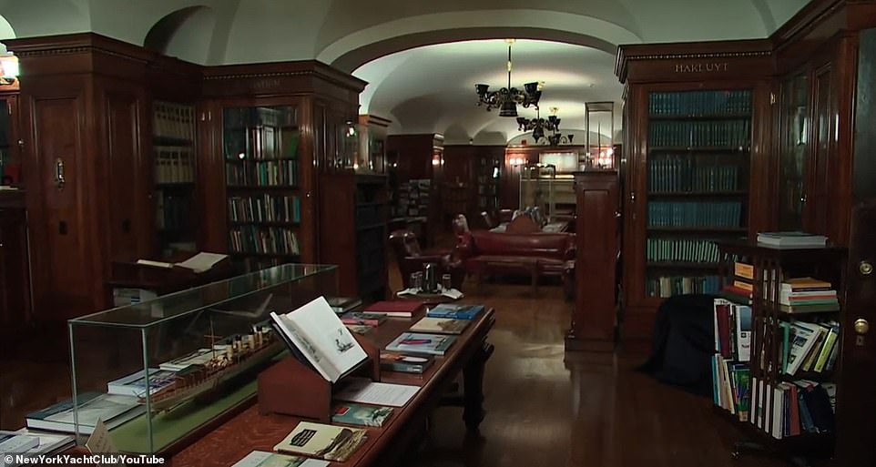 Die Bibliothek im Manhattan Clubhaus enthält mehr als 13.000 Bücher und antike Manuskripte