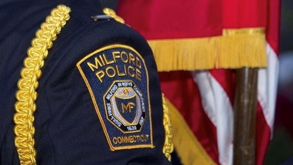 Ein Abzeichen der Milford Police Department auf der Uniform eines Beamten