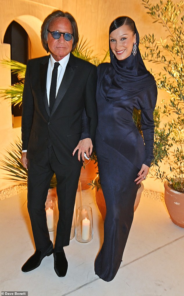 Hadid, 74, mit jüngster Tochter Bella.  Das Paar wurde letztes Jahr in Katar gezeigt