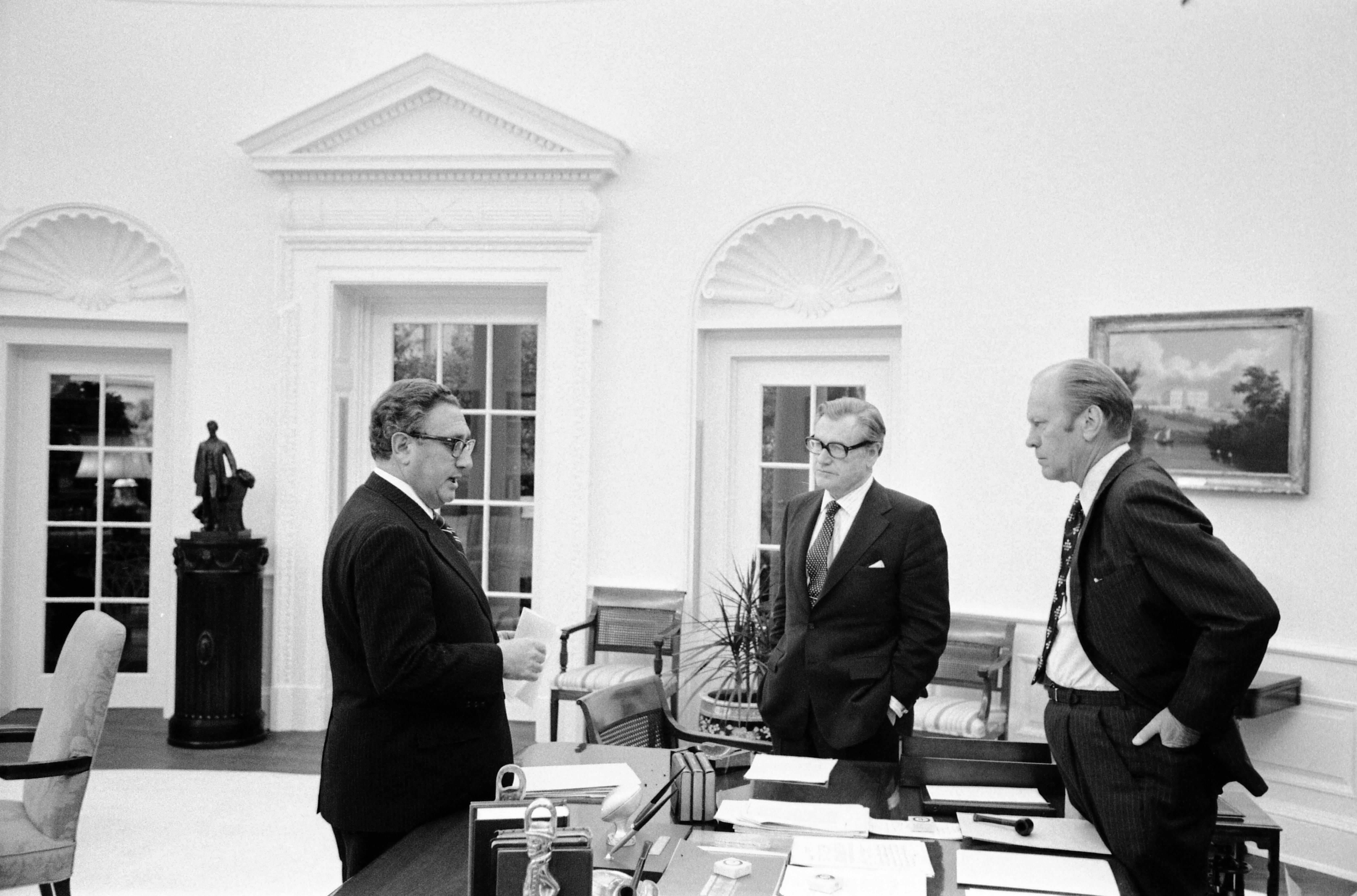 US-Präsident Gerald Ford, Nelson A. Rockefeller und Henry A. Kissinger stehen um den Schreibtisch des Oval Office herum, bevor sie zum Roosevelt Room für eine Sitzung des Nationalen Sicherheitsrates über die Lage in Südvietnam im Weißen Haus in Washington DC, USA, gehen , 28. April 1975. Gerald R. Ford Library/via REUTERS   