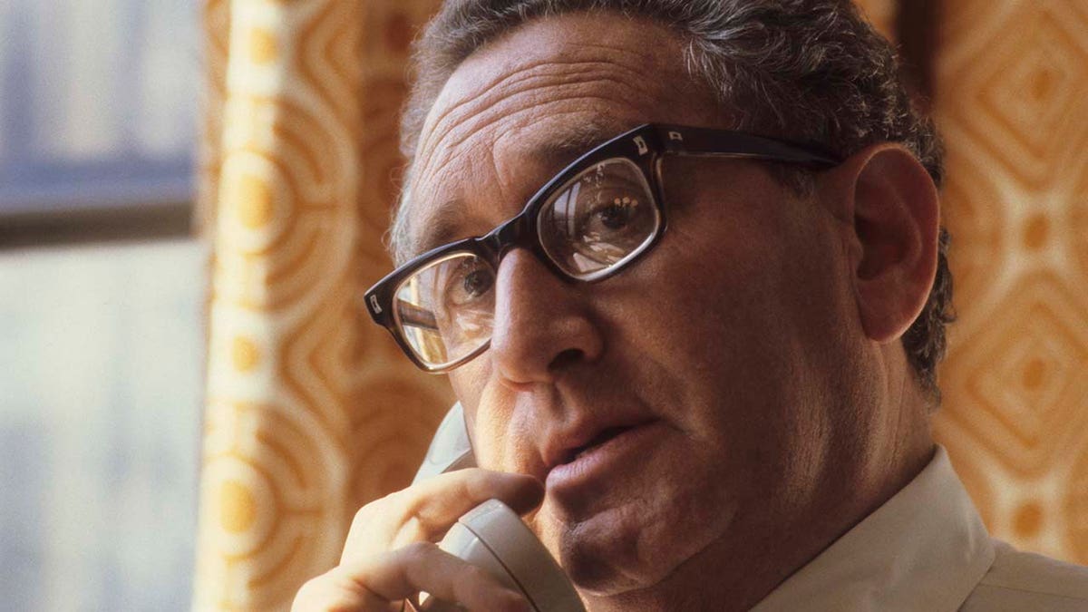Ehemaliger Sek.  of State Henry Kissinger spricht am Telefon