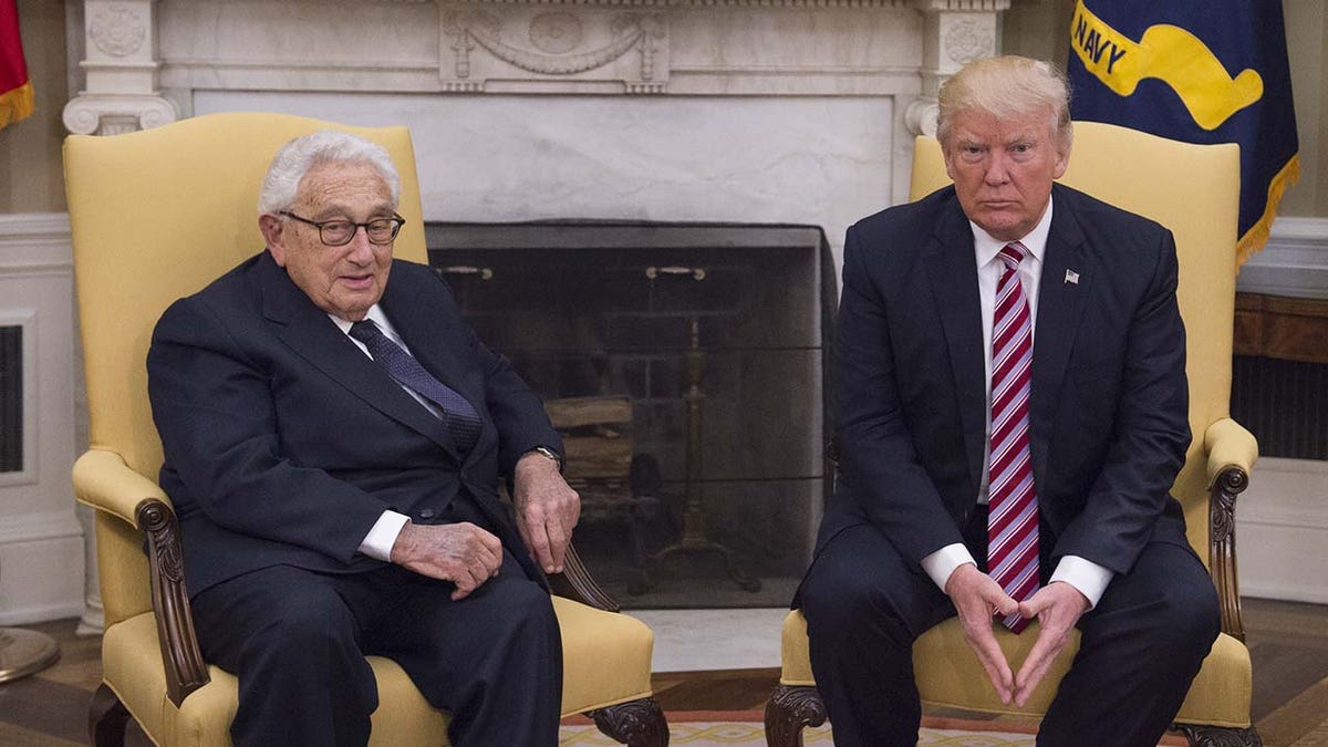Henry Kissinger mit dem ehemaligen Präsidenten Donald Trump im Oval Office