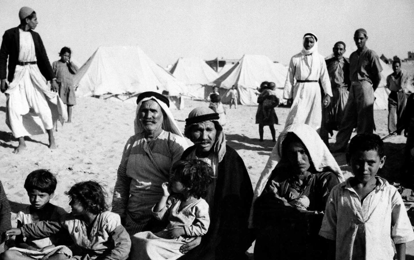 Diese Familie besaß eine eigene Farm in der Nähe von Haifa.  Sie flohen, als das britische Mandat endete und es sicher wurde, dass Israel die Stadt kontrollieren würde.  Heute sind sie Flüchtlinge in einem Lager in der Nähe von Gaza.  Der einzige Besitz, den sie noch haben, ist eine gepolsterte Decke.