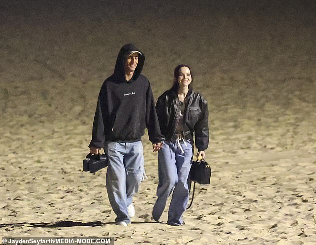 Beide trugen weite Jeans in heller Waschung, während sie einen romantischen Abend im Sand verbrachten. Der Descendants-Star war mit einer dicken Lederjacke bedeckt