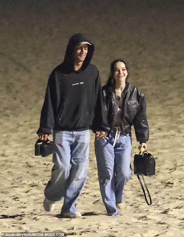 Als Gentleman trug er ihr die Schuhe, als sie den Strand verließen