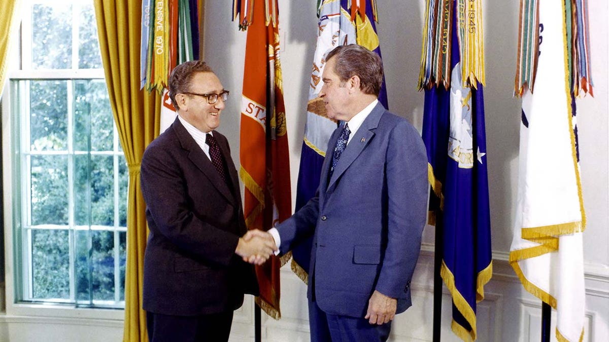Henry Kissinger steht neben dem ehemaligen Präsidenten Richard Nixon
