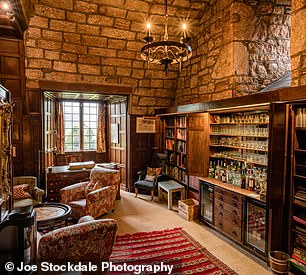 Getränke und Häppchen vor dem Abendessen fanden in einem der atemberaubenden Loungebereiche von Askham Hall statt