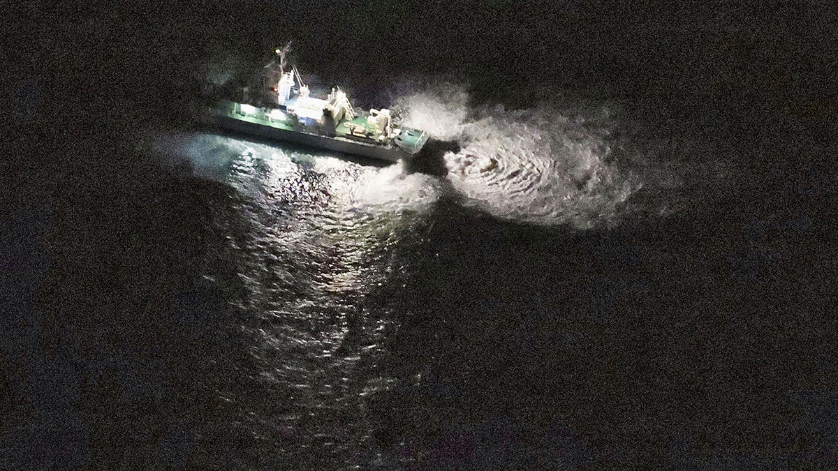 Ein Boot mit Lichtern in der Nacht