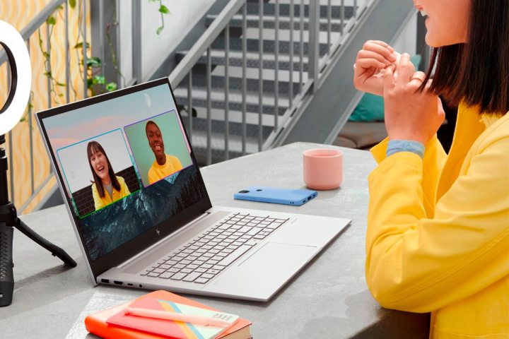 Eine Frau chattet per Video mit ihren Freunden auf einem HP Envy-Laptop.