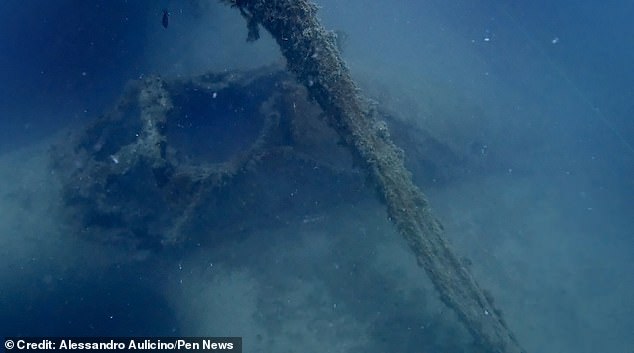 Jetzt, 80 Jahre später, haben Taucher das Wrack von Singers Flugzeug in einer Tiefe von 12 Metern (40 Fuß) unter dem Golf von Manfredonia gefunden