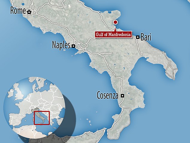 Das Schiffswrack wurde von Tauchern entdeckt, die vor der Küste des italienischen Golfs von Manfredonia suchten