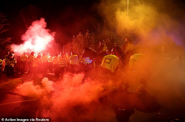 Legia-Fans feuerten Leuchtraketen ab, als sie von der Polizeimauer eingepfercht wurden