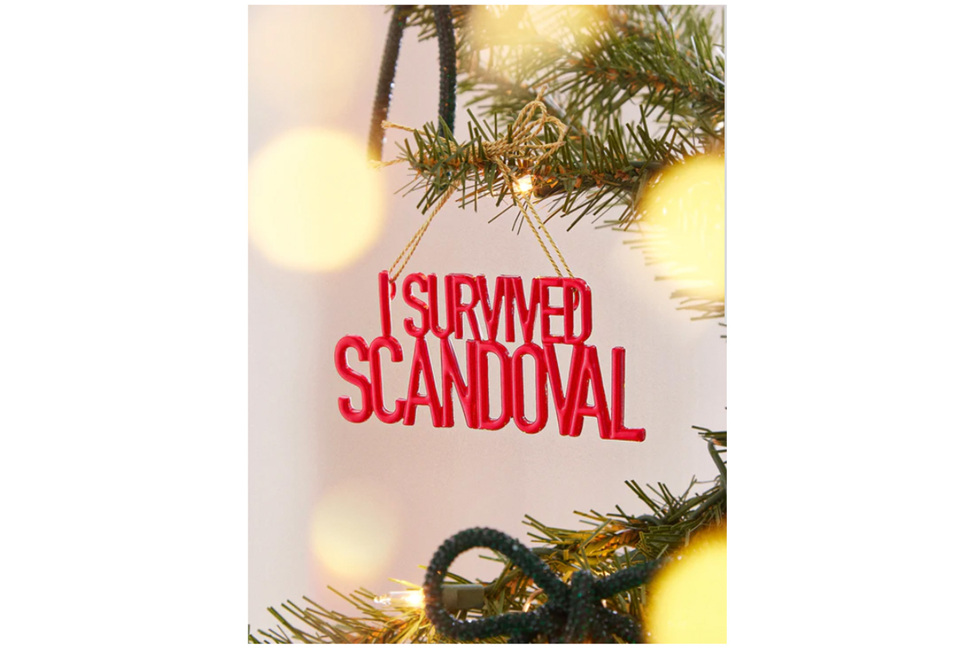 Ein Ornament, das sagt "Ich habe Scandoval überlebt" in rot