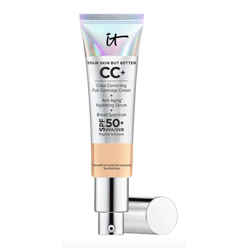 IT Cosmetics CC+ Cream Full-Coverage Foundation mit LSF 50+ holografische silberne Tube CC-Creme auf weißem Hintergrund