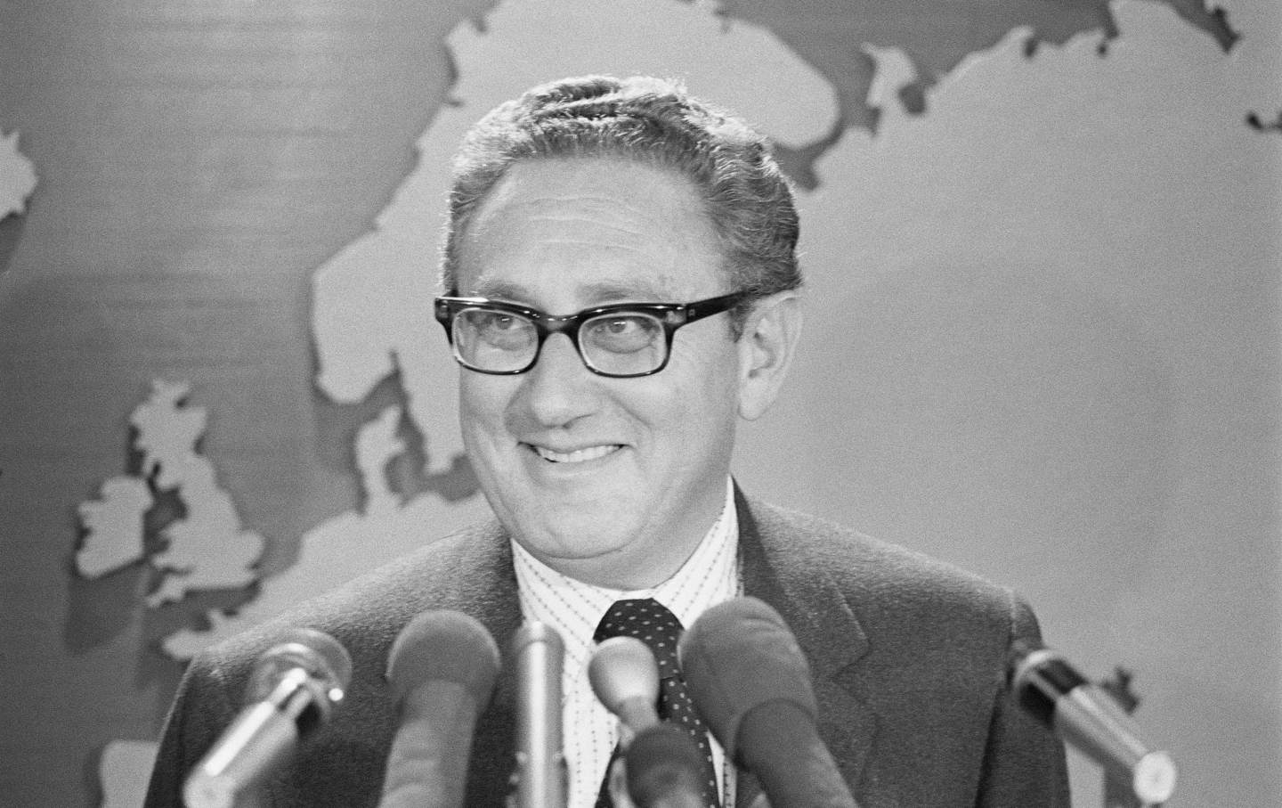 Außenminister Henry Kissinger gibt nach der Verleihung des Friedensnobelpreises eine Erklärung im Besprechungsraum des Außenministeriums ab.