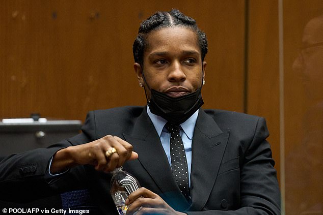 A$AP Rocky trinkt während einer vorläufigen Anhörung am Montag einen Schluck Wasser