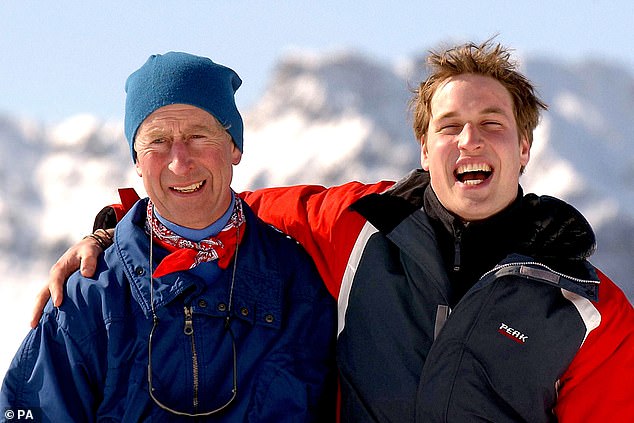 Es ist vielleicht keine Überraschung, dass William für den Bewerbungstag seines Vaters ein Foto aus Klosters ausgewählt hat, da Charles bekanntermaßen eine tiefe Vorliebe für das Schweizer Dorf hegt, wo er seit mehr als 40 Jahren Ski fährt.  Beide im Jahr 2004 abgebildet