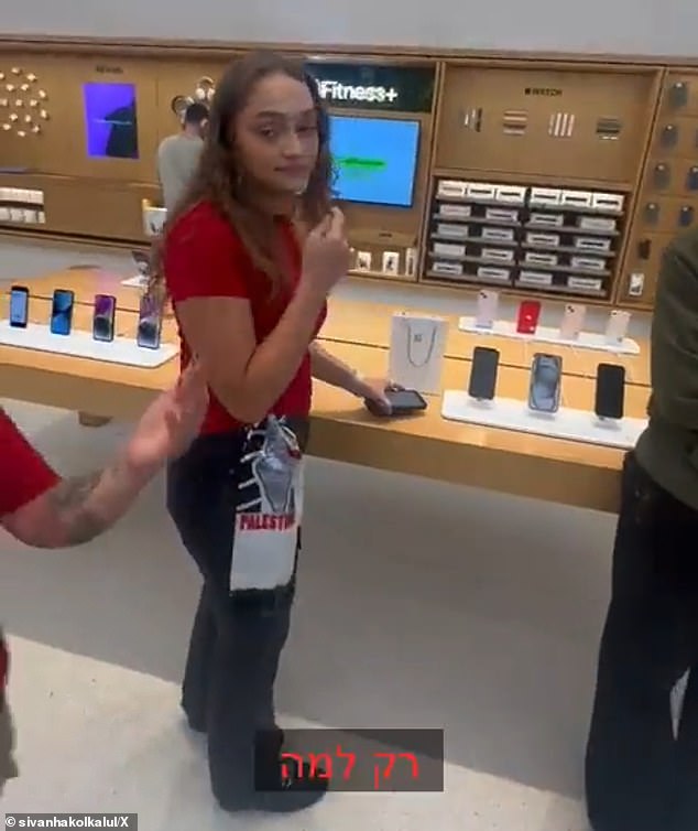 In einem kalifornischen Apple Store in Irvine kam es zu Spannungen, als eine israelische Kundin eine Mitarbeiterin beobachtete, die eine palästinensische Flagge auf ihrer Jeans trug