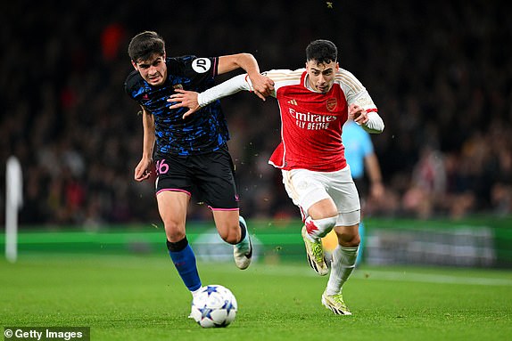 LONDON, ENGLAND - NOVEMBER 08: Gabriel Martinelli of Arsenal (R) and Juanlu Sanchez of Sevilla FC battle for the ball during the UEFA Champions League match between Arsenal FC and Sevilla FC at Emirates Stadium on November 08, 2023 in London, England. (Photo by Shaun Botterill/Getty Images)