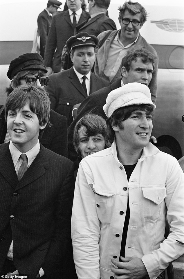 Mal Evans (oben rechts) abgebildet mit den Beatles am Flughafen London Heathrow im Juli 1965. Mal hatte im Sommer 1963 seinen Job als Telefoningenieur aufgegeben, um als Roadie für die Beatles zu arbeiten