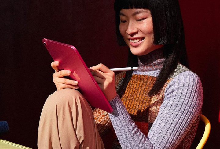 Eine Frau arbeitet mit einem Apple Pencil an einem Apple iPad 2022.