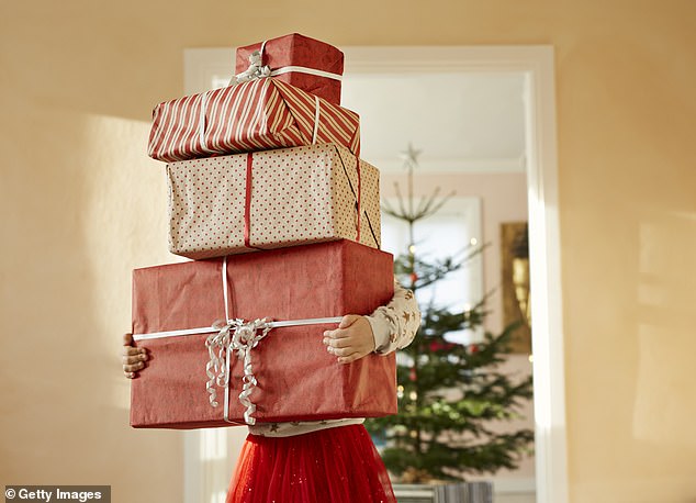 Decken Sie die Kosten: Schätzungen zufolge werden die Briten dieses Jahr durchschnittlich 569 £ für Weihnachtsgeschenke und Festlichkeiten ausgeben