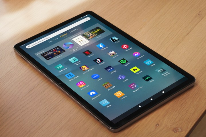 Amazon Fire Max 11-Tablet liegt auf einem Schreibtisch.