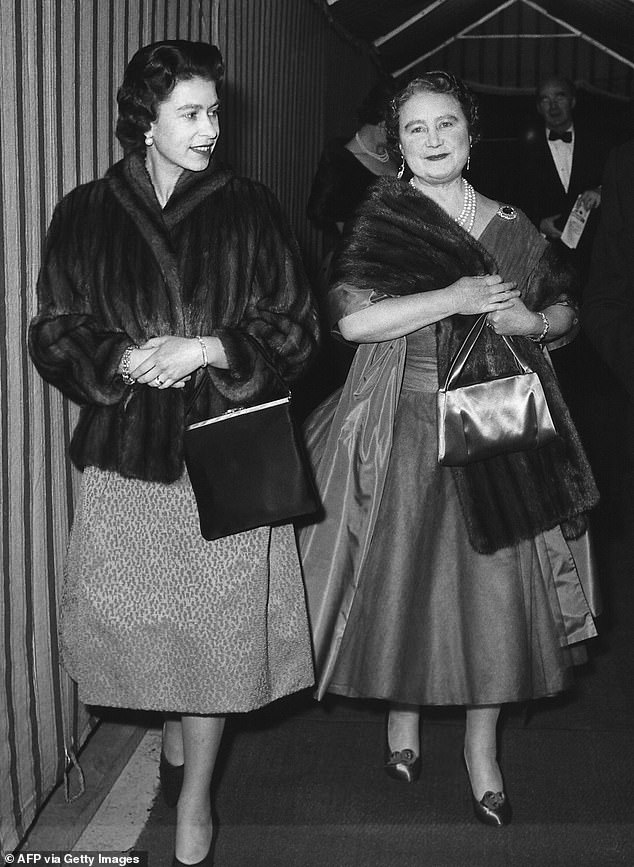 Die Königinmutter (rechts) und Königin Elisabeth II. (links) kommen am 23. Februar 1962 im Theatre Royal in Windsor zu einer Aufführung von GB Shaws „You Never Can Tell“ an