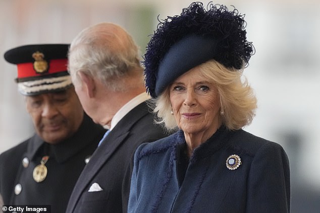 Königin Camilla erwies der verstorbenen Königin eine herzerwärmende Hommage, indem sie eine ihrer Lieblingsbroschen trug, als sie heute den südkoreanischen Präsidenten im Vereinigten Königreich zu einem Staatsbesuch begrüßte