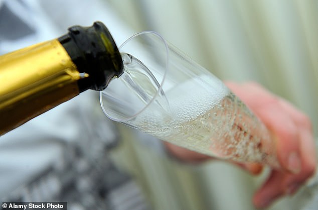 Knapp dahinter folgte der Veuve Monsigny Premier Cru Champagner von Aldi mit einem Preis von 21,99 £, der eine Bewertung von 81 Prozent erhielt und ebenfalls die Auszeichnung „Best Buy“ erhielt (Foto auf Lager)