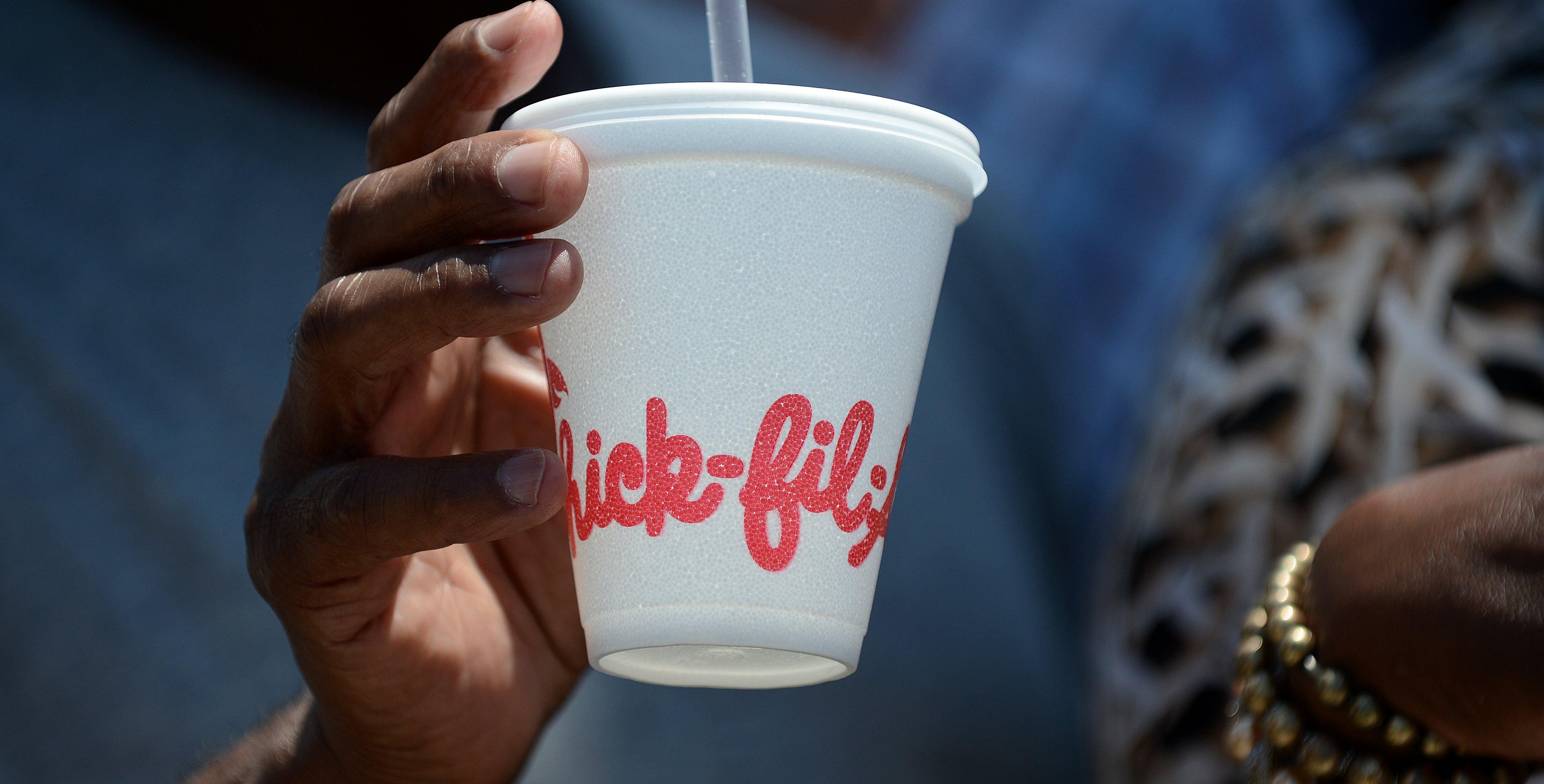 Ein Mann trägt sein Getränk am 1. August 2012 vor einem Chick-Fil-A-Fastfood-Restaurant in Hollywood, Kalifornien.