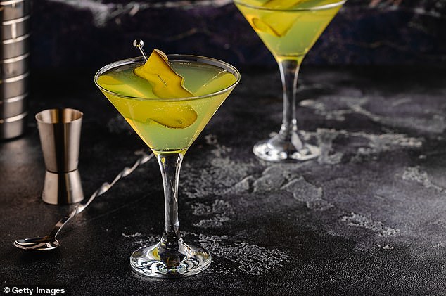 Ob Sie es glauben oder nicht, „Pickle Liquor“ taucht auf coolen Cocktailkarten auf und der Pickle Martini – oder Variationen davon – gilt als das Getränk, das man zu Weihnachten nicht verpassen sollte