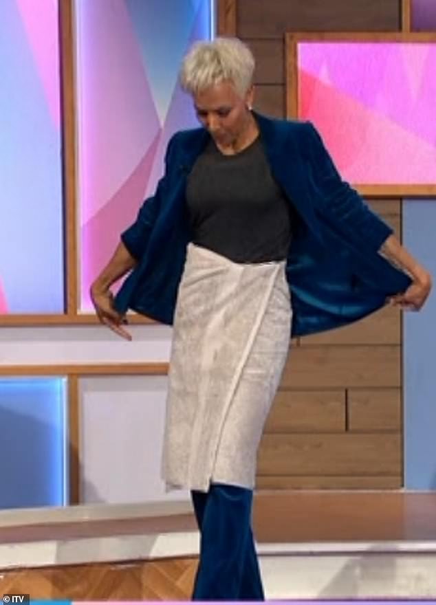 Dame Kelly Holmes (im Bild) hat heute live auf Loose Women eine billige Nachbildung des 695 Pfund teuren Handtuchrocks von Balenciaga zur Schau gestellt