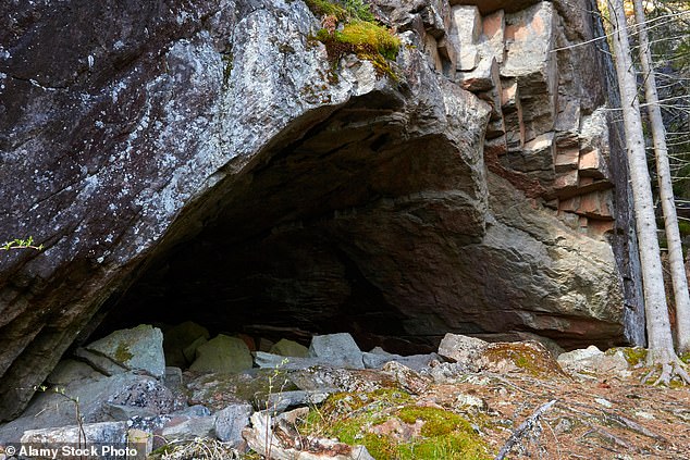 Jedes Jahr wagen sich Tausende mutiger Besucher in eine Höhle in Finnland in der Hoffnung, „mit dem Teufel zu sprechen“.