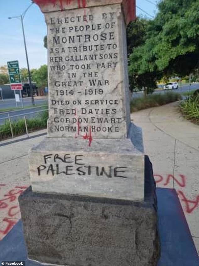 Das Montrose Memorial im äußeren Osten Melbournes wurde am Freitagabend mit Slogans wie „Stoppt den Völkermord in Gaza“, „Schande Israel, USA, Großbritannien, Australien“ und „Befreit Palästina“ verunstaltet (Bild).