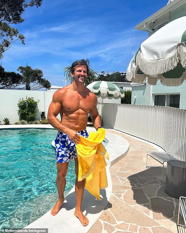Ex-Bachelor Tim Robards, 41, stellte auf einer Fotoserie, die er am Mittwoch auf Instagram teilte, seine muskulösen Bauchmuskeln zur Schau, als er ein Bad im Hotelpool genoss