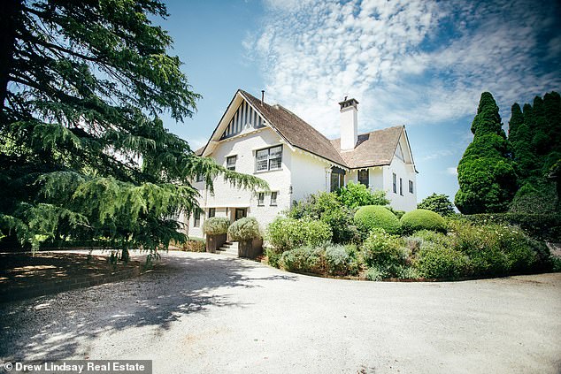 Sie verkauften im August letzten Jahres auch ihr zweites Zuhause, ein weitläufiges Rose Manor aus dem Jahr 1915 in Bowral in den Southern Highlands von New South Wales, für 4 Millionen US-Dollar nach einer 400.000 US-Dollar teuren Renovierung