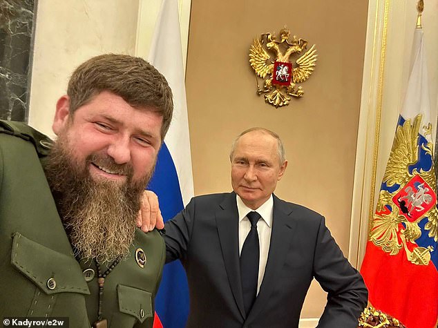 Ein aktuelles Bild von Putin mit dem tschetschenischen Republikchef Ramsan Kadyrow zeigte den russischen Präsidenten aufgedunsen und mit fleckiger Haut