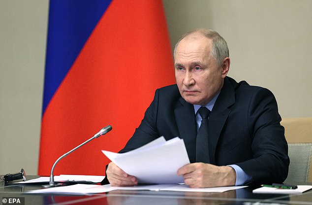 Der russische Präsident Wladimir Putin leitet ein Treffen mit Mitgliedern des Sicherheitsrats, der Regierung und der Führung der Strafverfolgungsbehörden in der Staatsresidenz Nowo-Ogarjowo außerhalb von Moskau, Russland, am 30. Oktober 2023