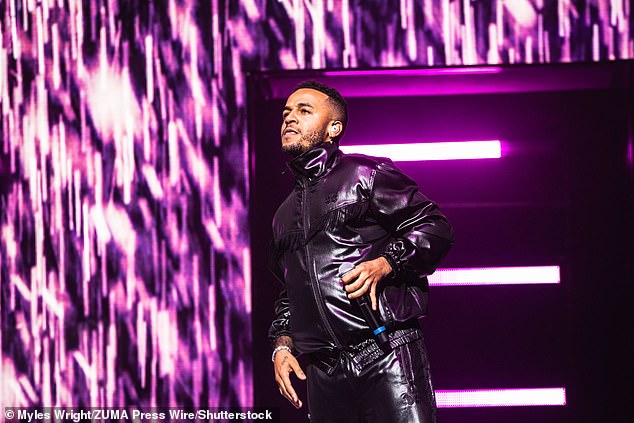 Autsch: Aston Merrygold, 35, erlitt einen großen Fehler, als er am Samstag während eines JLS-Konzerts auf der Bühne auftrat