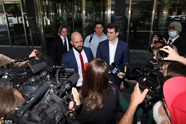 Jacob Hersant (rechts) soll letzte Woche den Nazi-Gruß gezeigt haben, als er vor einem Gericht in Melbourne mit Reportern sprach (Bild)