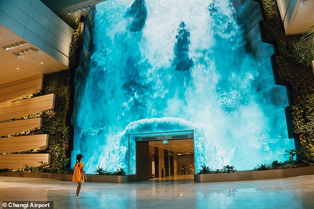 Der Changi Airport in Singapur, bekannt als der beste Flughafen der Welt, hat sein Terminal 2 „erfrischt und erweitert“. Zu den herausragenden neuen Merkmalen des Terminals gehört ein 14 m hoher digitaler Wasserfall