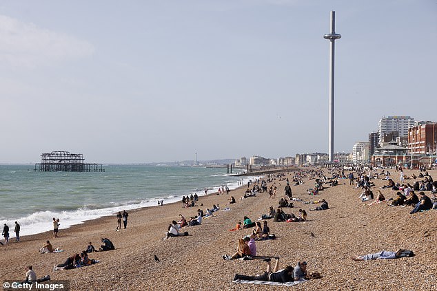 Dies ist der vierte Monat in Folge, in dem ein solcher Rekord aufgestellt wurde, nach den heißesten Monaten aller Zeiten im Juni, Juli, August und September.  Im Bild: Brighton Beach am 7. Oktober